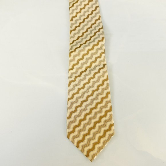 NINA RICCI Luxury Men's Cream Ivory Gold Yellow Wavy Striped Necktie 100% Silk - Picture 4 of 13